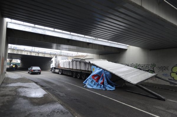 Felüljáró alá szorult egy kamion Budapesten