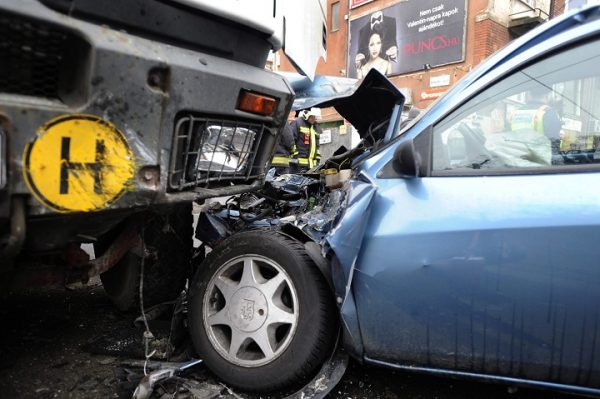 Teherautóval ütközött egy személygépkocsi a XIV. kerületb