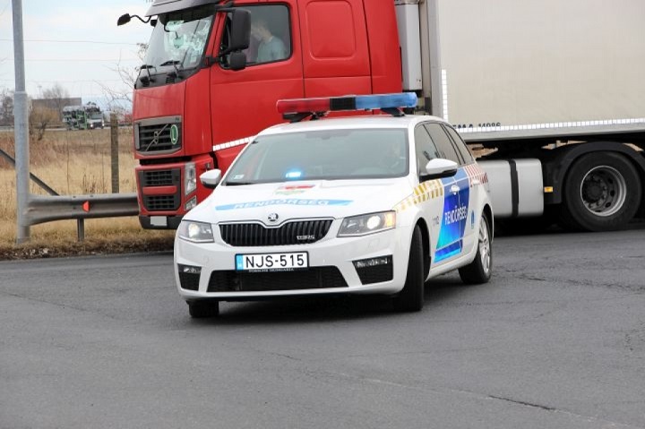 rendorok-kivezeteses-ellenorzest-tartottak-m1-autopalyan-kamion-170302