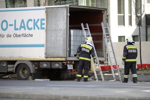 Lezárták az Árpád híd egy részét, aceton szivárgott egy
