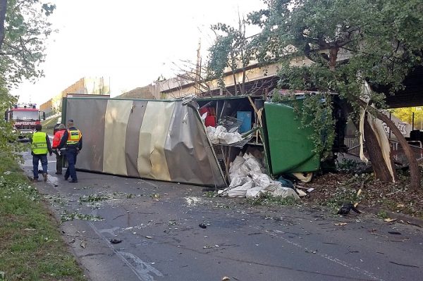 Lezuhant egy teherautó egy felüljáróról