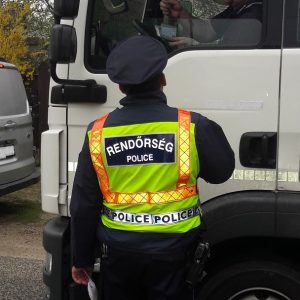 ORFK: több mint 2500 esetben állapítottak meg jogsértést a teherautók és buszok egyhetes ellenőrzése során