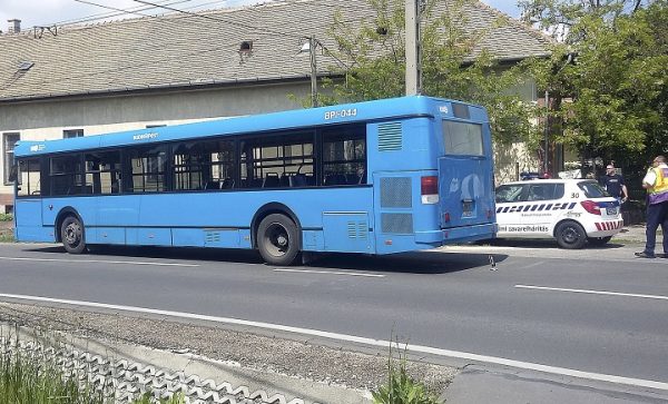 Kiesett a buszból és meghalt egy férfi a fõvárosban