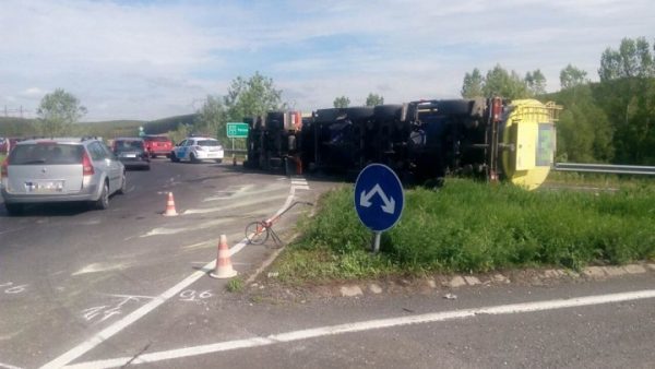 felborult-kamion-retsag-kozeleben-police-hu-20171205093431