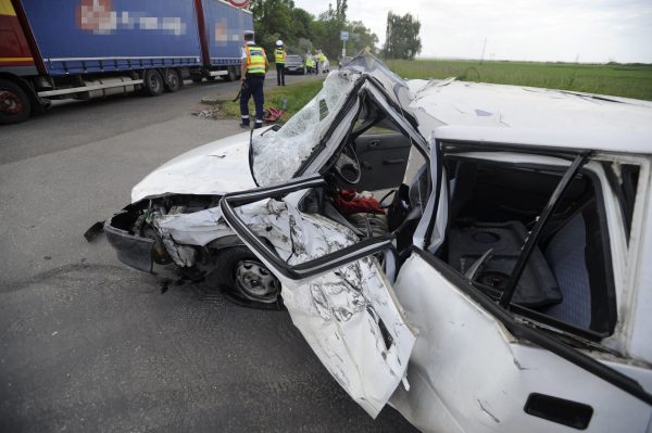 Személyautó és kamion karambolozott Martonvásár közelében