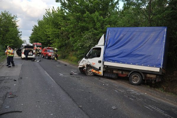 Személyautó ütközött teherautóval Sülysáp közelében