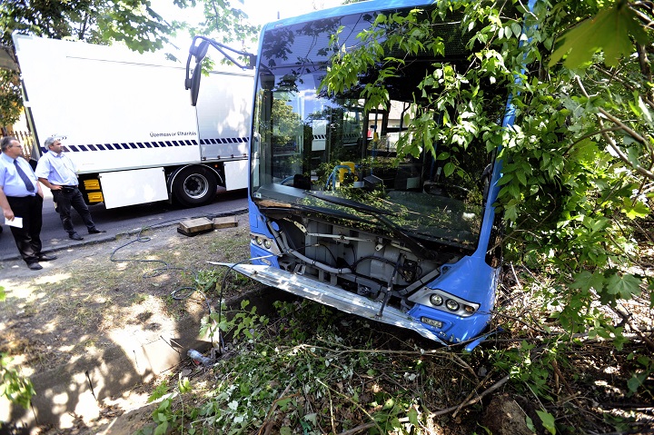 Árokba borult egy busz a sofőr rosszulléte miatt Budapesten