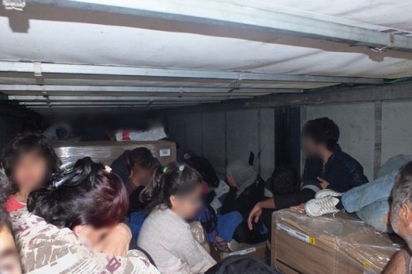 kamionban-megbujo-migransok-police-hu-DSCF7178-170617