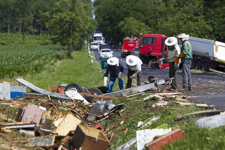 Kamionnal ütközött egy méhkaptárakat szállító személyau