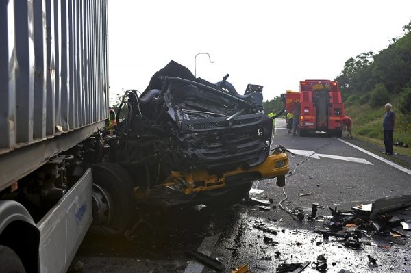 Két kamion ütközött össze az M3-ason