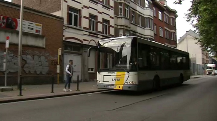 kovekkel-dobaljak-az-autobuszokat-brusszelben-170605
