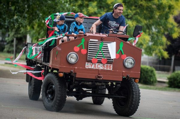Csettegõk versenye Kecelen