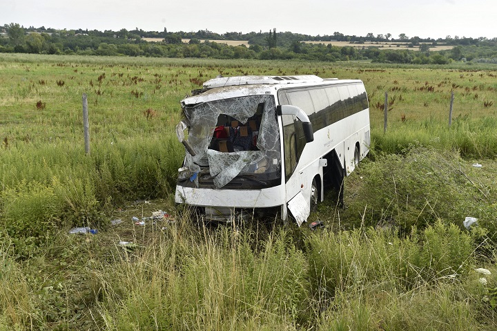 Árokba borult egy busz az M3-ason