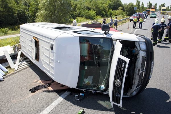 Felborult egy utánfutót vontató kisbusz Letenyénél