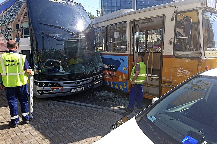 Turistabusz és villamos ütközött a Kálvin téren
