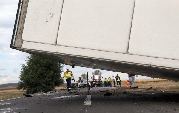 Kamionnal ütközött és meghalt egy autós Bekecs határában