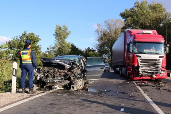 szemelyauto-kamionnal-utkozott-sorednel-police-hu-170922