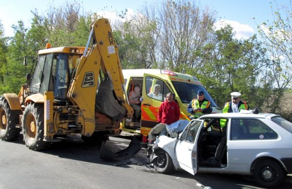 383 Hatvan-Nagygombos munkagep szemelyauto balesete H.Szabo Sandor felvetele