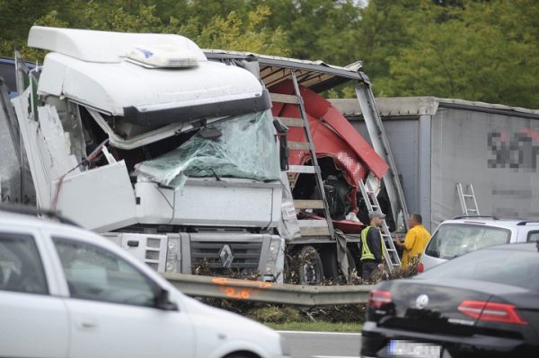 Kamionok balesete Pusztavacsnál