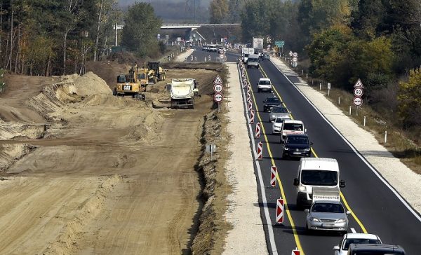 Az M2-es autóút szélesítése