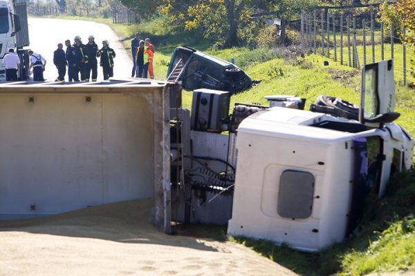 Egy ember meghalt, amikor kocsijával teherautónak ütközött