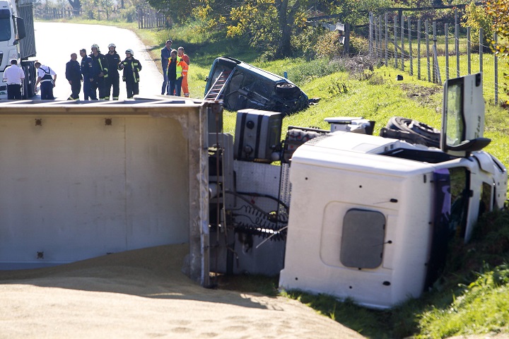 Egy ember meghalt, amikor kocsijával teherautónak ütközött