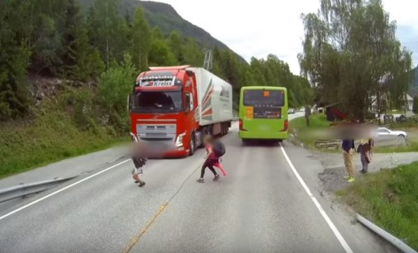 buszrol-leszalo-gyerekek-kamion-ele-szaladnak-youtube-171107