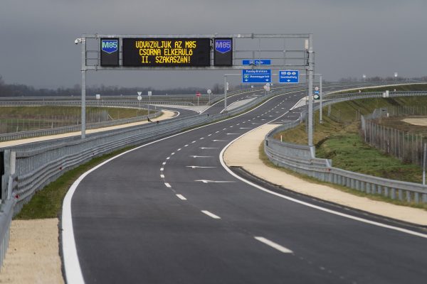 Átadták az M85-ös gyorsforgalmi út csornai elkerülõjének
