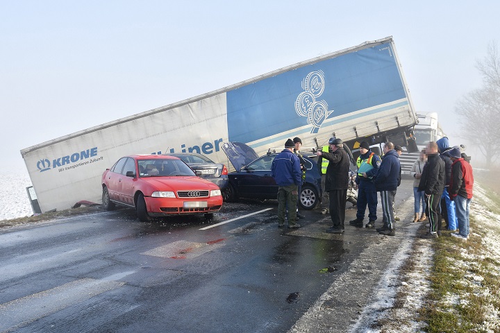 Tömeges karambol az 52-es fõúton