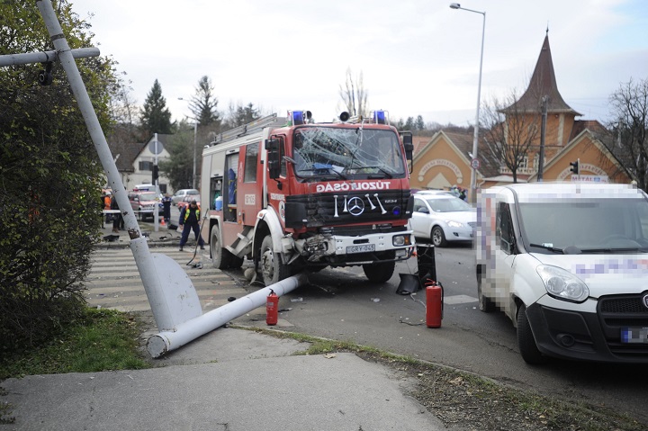 Tűzoltóautó és kisteherautó karambolozott Szentendrén