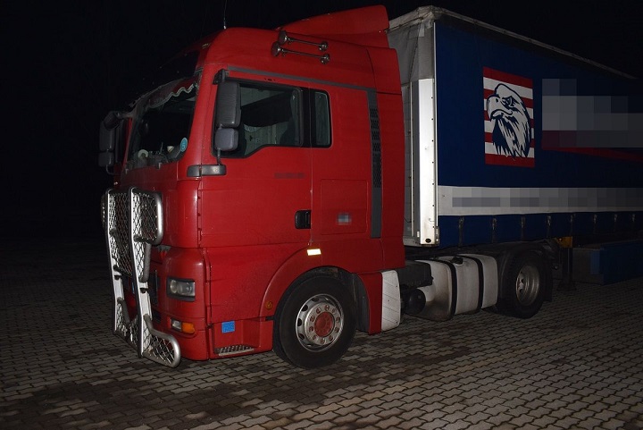 korozott-kamion-csengersima-hataratkelon-180217