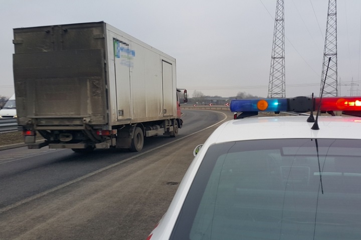 teherauto-elhalad-egy-rendorauto-mellett-heves-megyeben-180206
