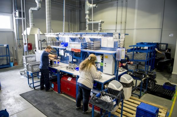 Gyárépület-avató Tamásiban