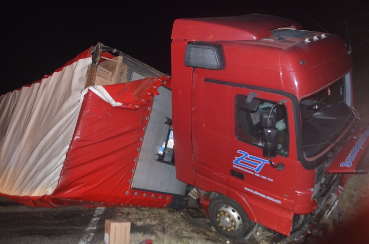 forgalommal-szemben-kozlekedo-szemelyautoval-utkozott-kamion-m7-autopalyan-170310-police-hu-N3185615