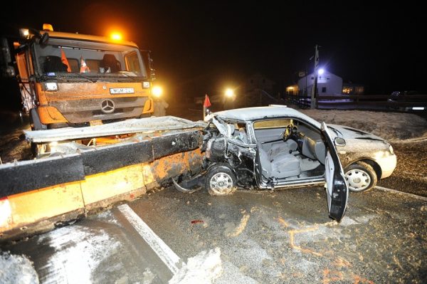Hókotró és személyautó ütközött Vácnál, egy ember megh
