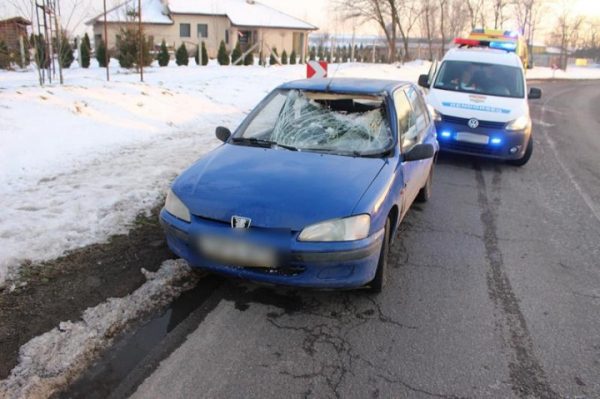 kamion-potkocsi-tetejerol-lezudulo-jeg-betorte-a-szemelyauto-szelvedeojet-police-hu-180322