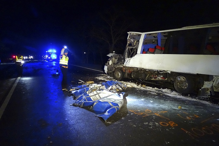 Kisbusz és tehergépkocsi ütközött a 44-es fõúton, többen