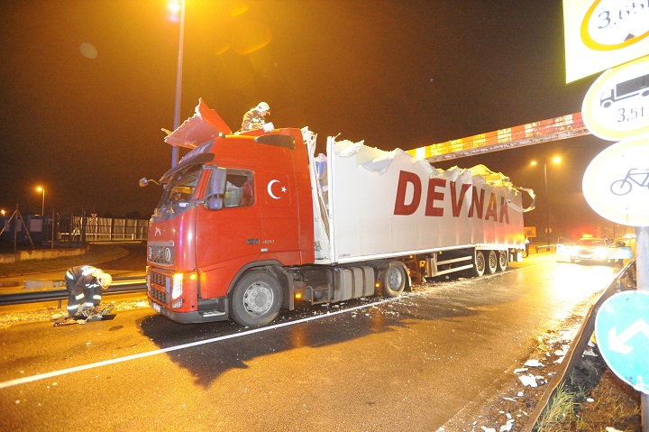 Beszorult a magasságkorlátozó alá egy kamion a Ferihegyi rep