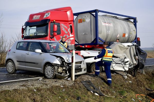 Ketten meghaltak egy sárándi balesetben