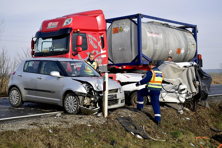 Ketten meghaltak egy sárándi balesetben