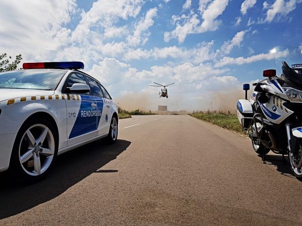 renador-auto-motor-helikopter-police-hu-20180508_115202