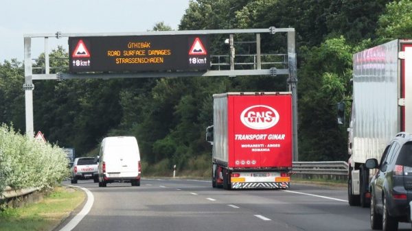 uthibak-fenytabla-m1-autopalya-2016