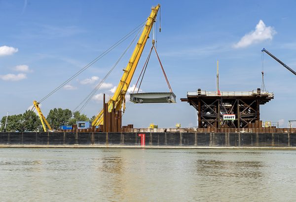 Helyére emelték az új komáromi Duna-híd elsõ elemeit