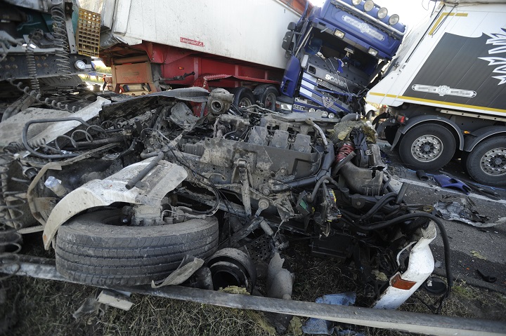 Több kamion ütközött az M3-as autópályán Kerekharasztnál, egy sofőr meghalt