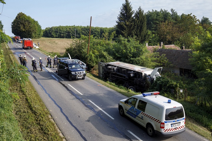 Baleset miatt lezárták a 74-es fõutat Hahótnál