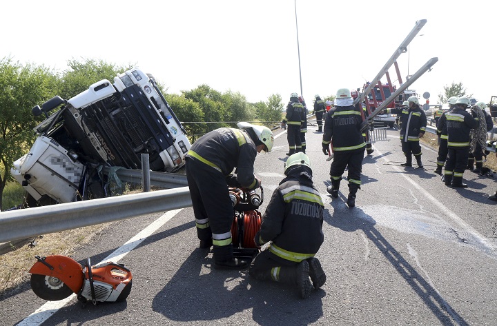 Árokba csapódott egy teherautó Miskolcnál