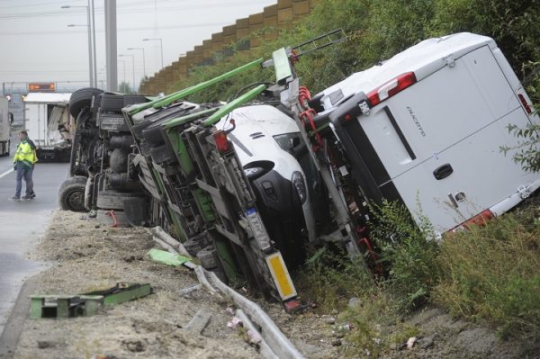 Autószállító kamion balesete az M0-áson