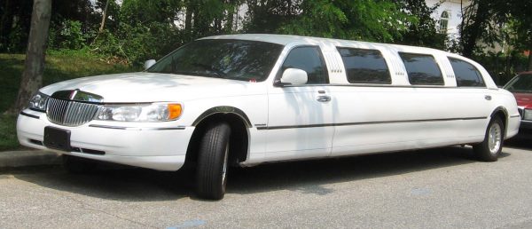 Lincoln-Town-Car-limousine-limuzin-wikimedia-9802