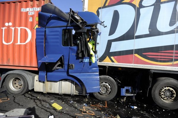 Kamionok ütköztek az M0-son Diósdnál, egy ember meghalt
