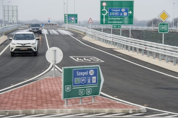 Átadták Kecskemétet észak felõl elkerülõ út utolsó szak